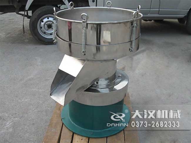 涂料振動篩由：框體，振動斗，出料口，振動電機底座等部件組成