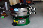 800型單層三次元振動篩，產(chǎn)量可達800kg/h。