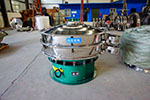 1200型三次元振動篩，產(chǎn)量可達2100kg/h。